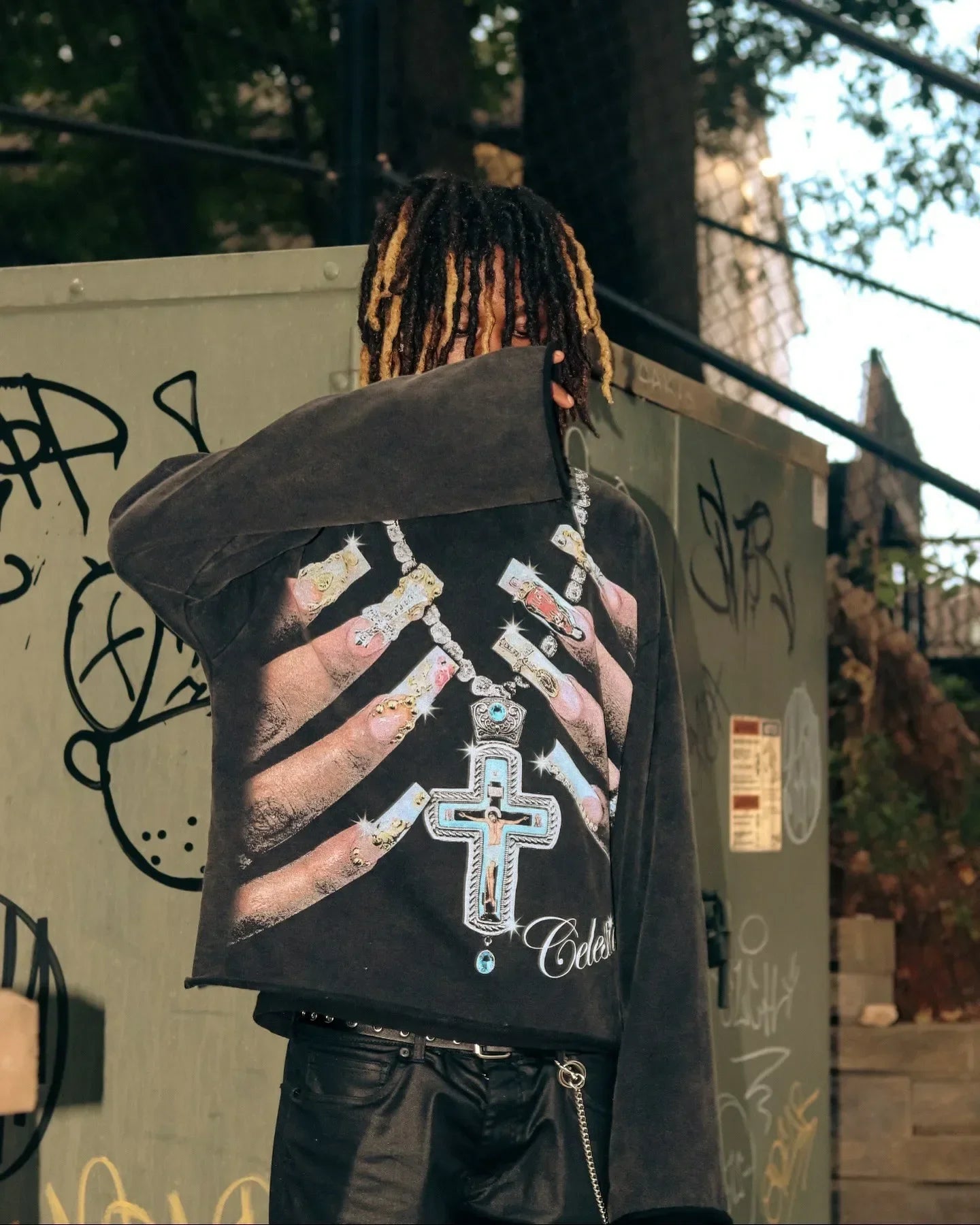 hands graphic tee