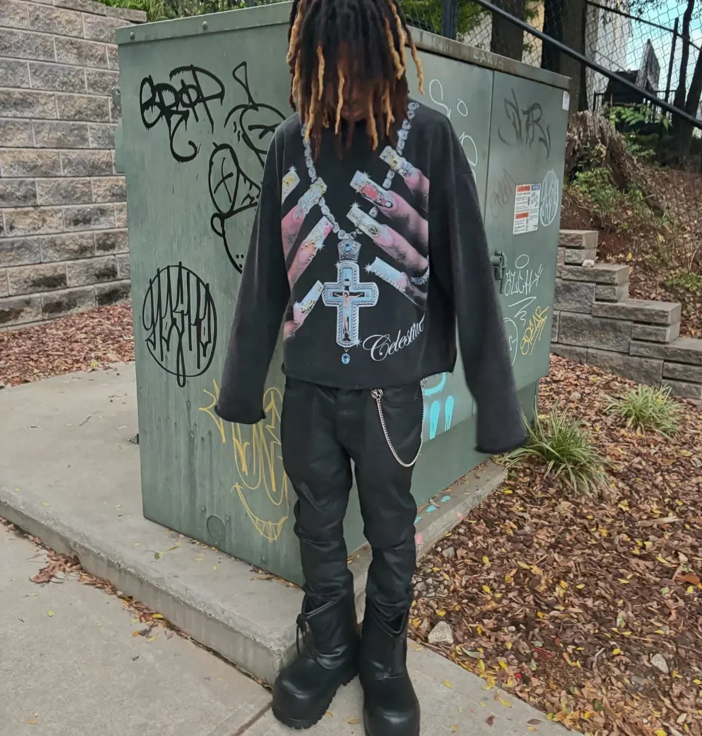 hands graphic tee