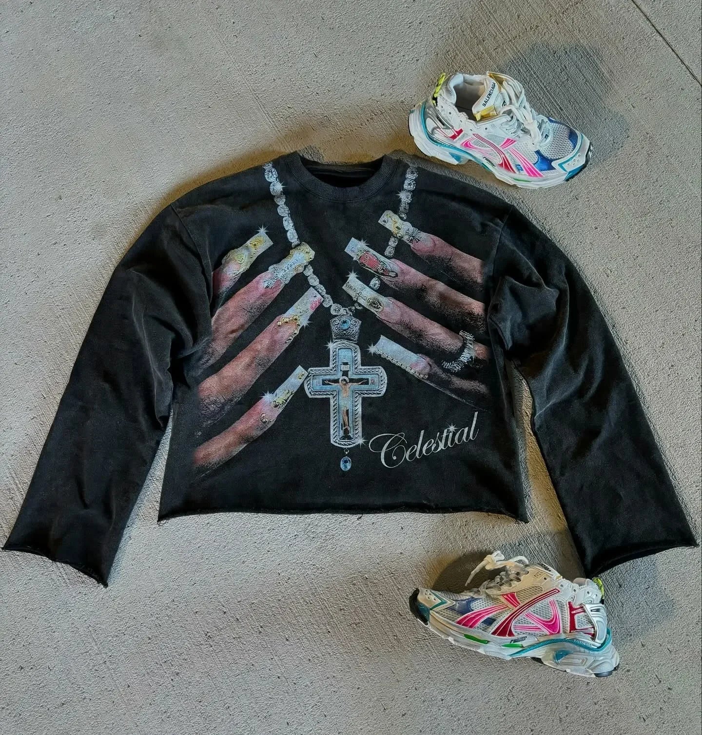 hands graphic tee